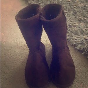 Brown warm fluffy boots.